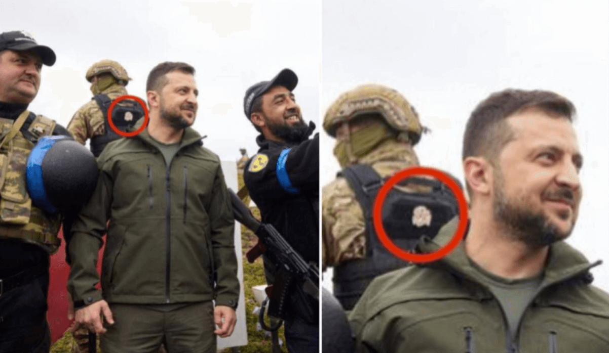 Dieses Foto kursiert in Sozialen Netzwerken und zeigt im Hintergrund einen ukrainischen Soldaten, der einen Totenkopf-Aufnäher mit Motiven trägt, die auch in der SS üblich waren